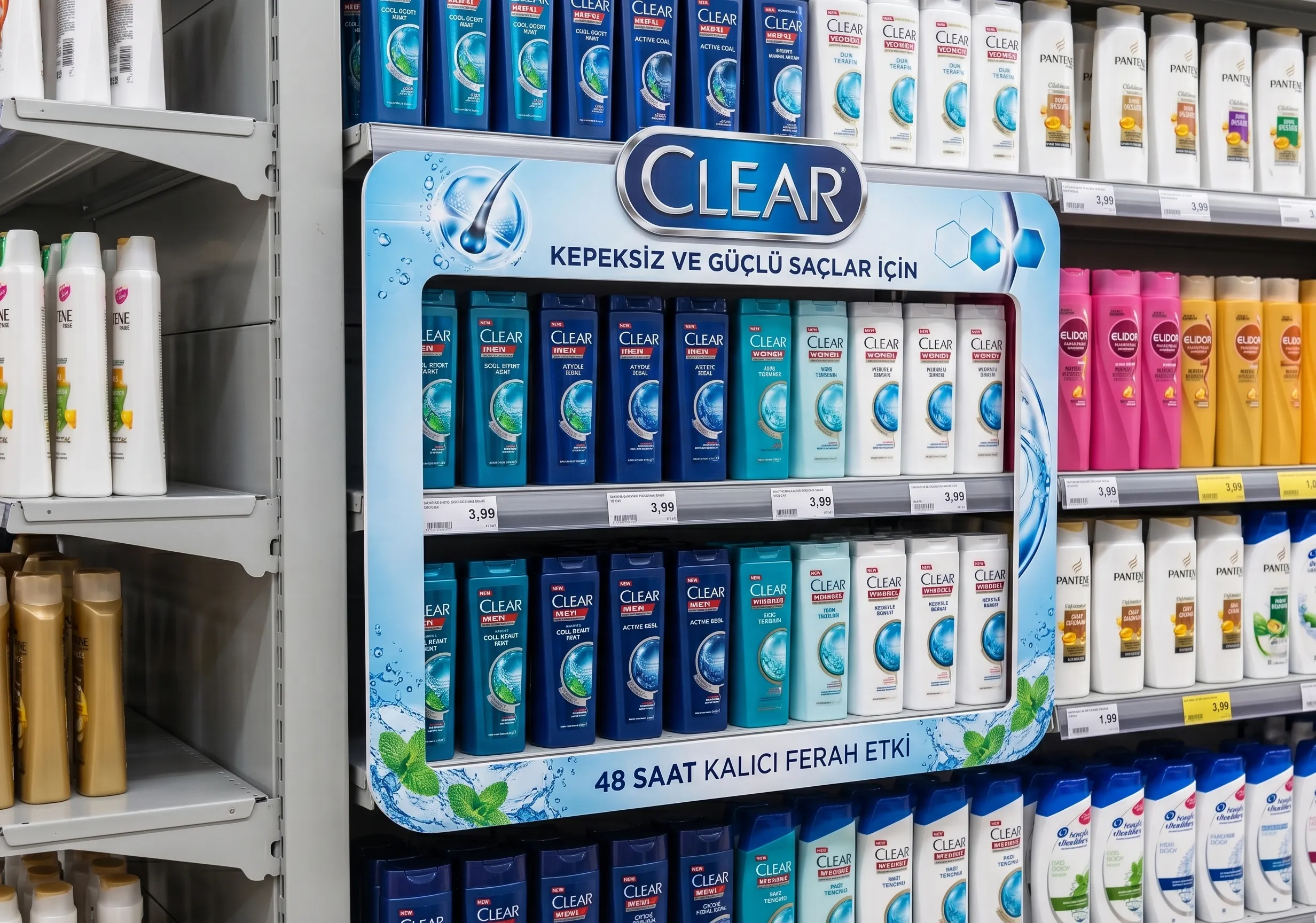 Market şampuan reyonunda Clear ürünlerini çevreleyen mavi beyaz Clear şampuan raf çerçevesi