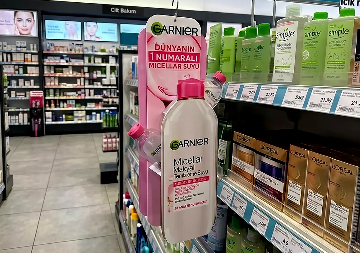 Garnier micellar makyaj temizleme suyu ürünlerinin kozmetik reyonunda sergilendiği asalak stand