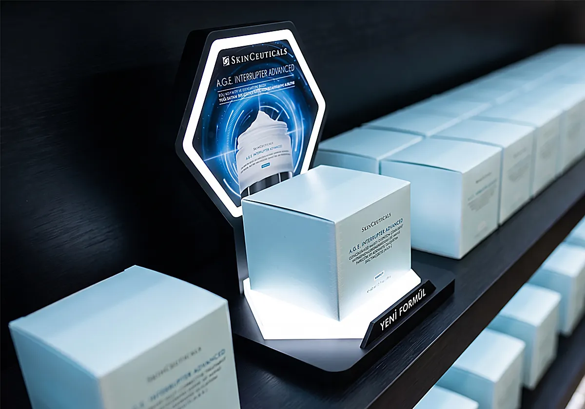 SkinCeuticals Eczane Raf İçi Ürün Podyumu