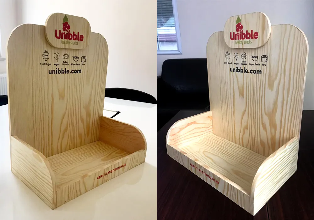 Unibble sağlıklı atıştırmalık ürünleri için üretilmiş tezgah üzeri ahşap teşhir standı