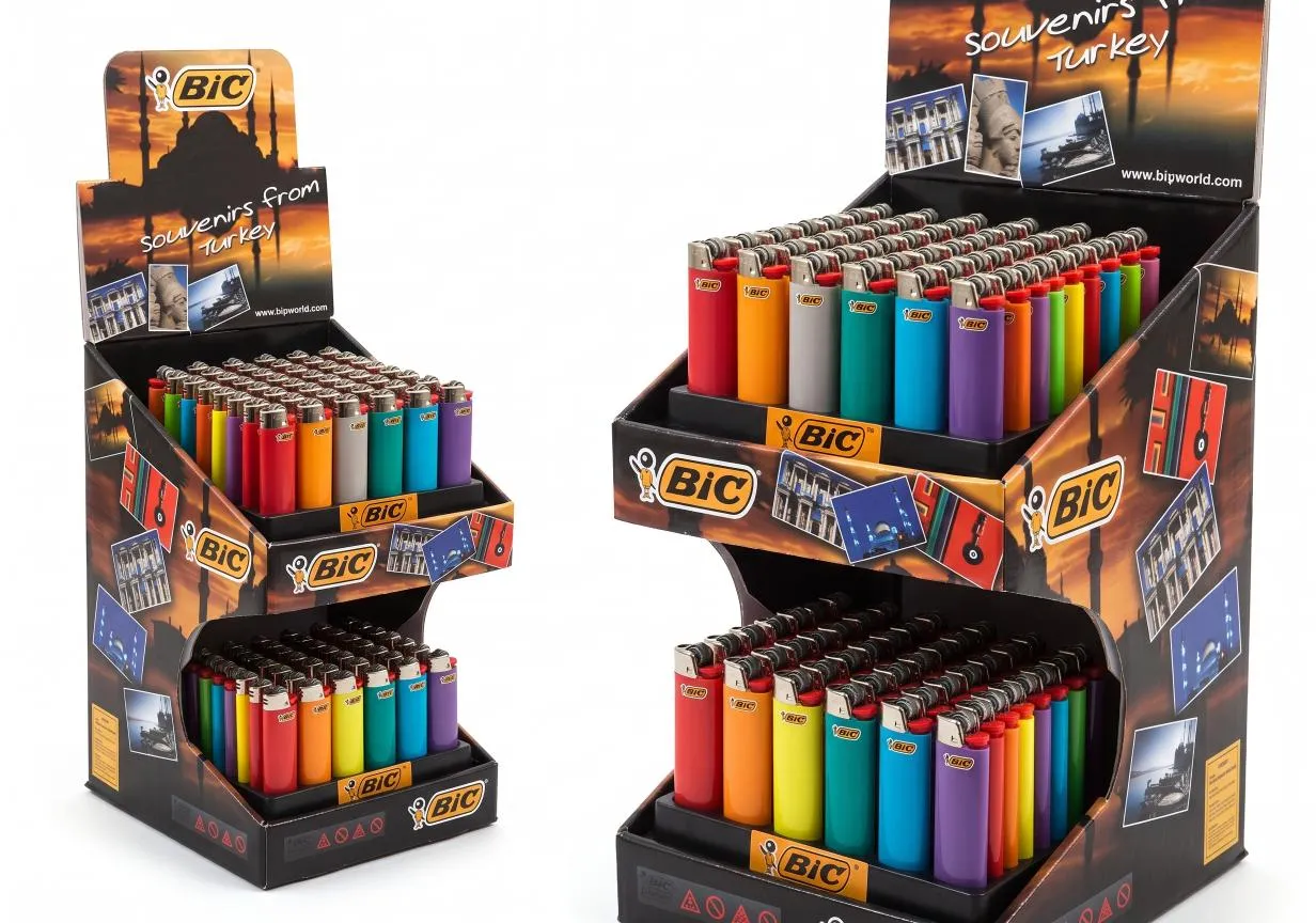 BIC Karton Çakmak Standı projesinin öne çıkan görseli. BIC çakmak çeşitleri için geliştirilen Ayaklı Stand uygulamasını gösterir.