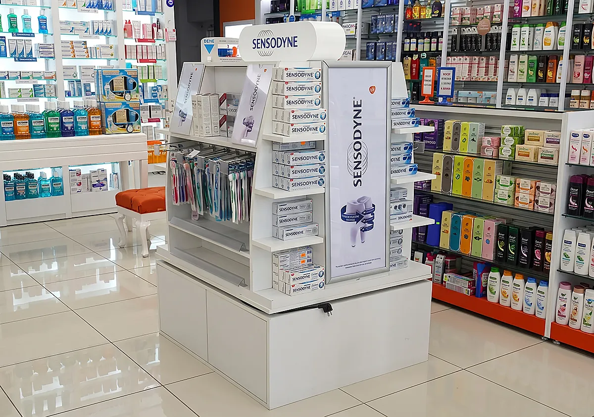 Sensodyne ağız bakım ürünleri için tasarlanan ada tipi eczane standı