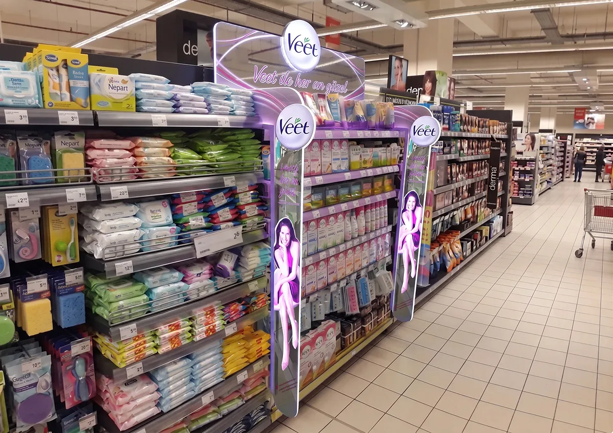 Veet Ayna Temalı Işıklı Reyon Giydirme; markanın ürünlerini satış noktasında sergileyen profesyonel teşhir uygulaması.