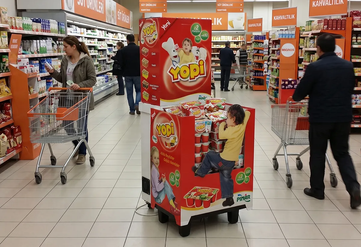 Pınar Yopi serin raflı ada tipi soğutucu teşhir standının hipermarket ana koridorundaki teslim ve uygulama görüntüsü.